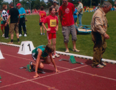 Kathrin Seitz bricht 15 Jahre alten Unterländer-Rekord! Kathrin mit Trainer Klaus Kemmet beim Vorbereiten auf den Sprint