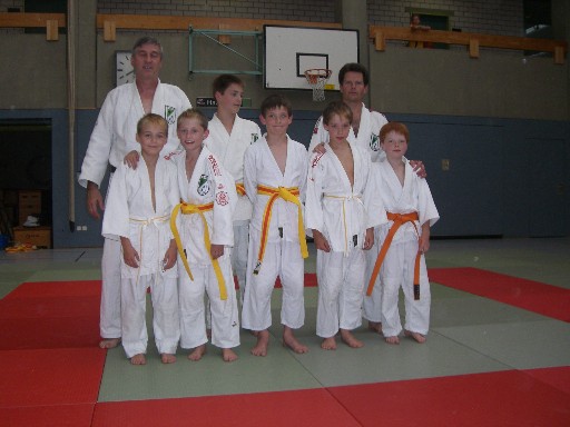 Judokas stellen sich der Gürtelprüfung