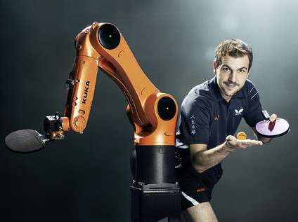 Timo Boll spielt gegen Roboter